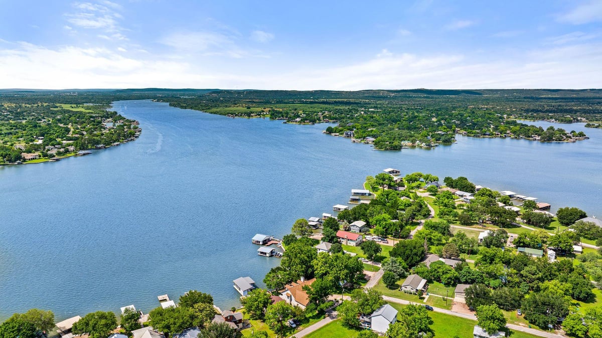 402 South Shorewood DR - front exterior - Luxury home in Tanglewood, Granite Shoals, TX