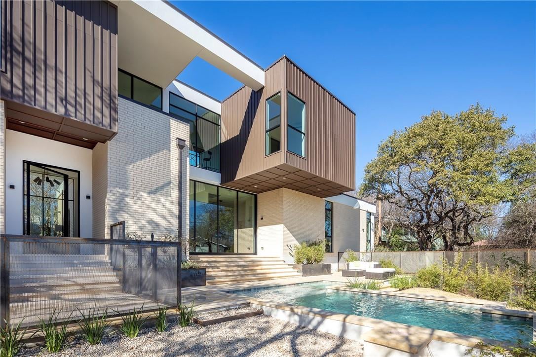 View 402 Westbrook Dr in Westwood Sec 04 402 Westbrook Dr - property photo 1 - Luxury home in Westwood Sec 04, Austin, TX