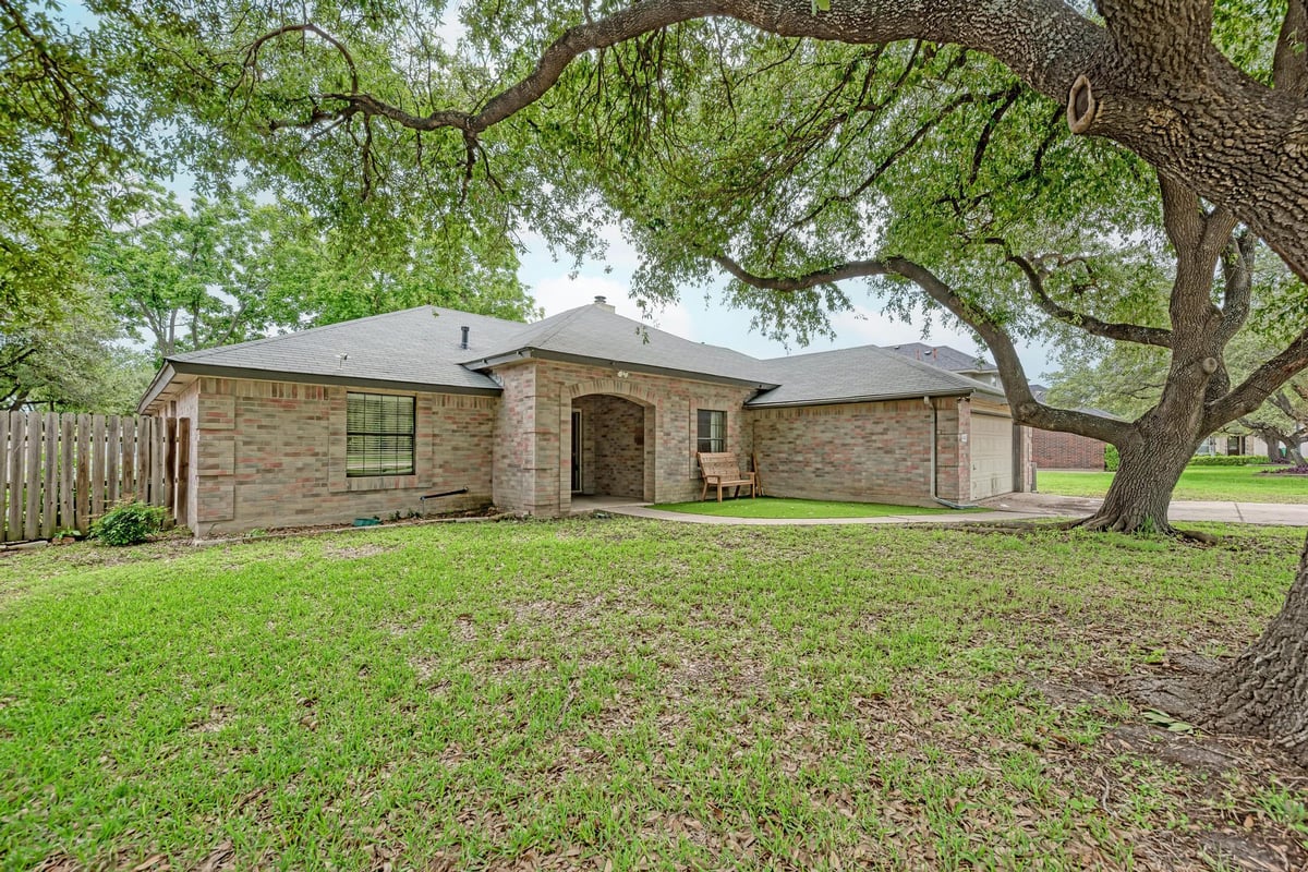 403 Hickory Ridge TRL - front exterior - Luxury home in Saxony, Pflugerville, TX