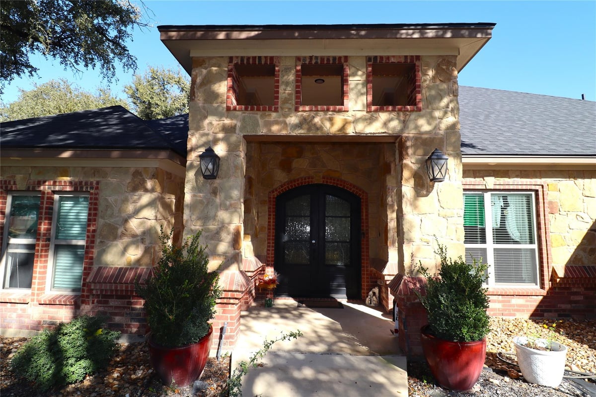 View 403 Roca Trl in Rancho Del Lago 403 Roca Trl - front exterior - Luxury home in Rancho Del Lago, Belton, TX