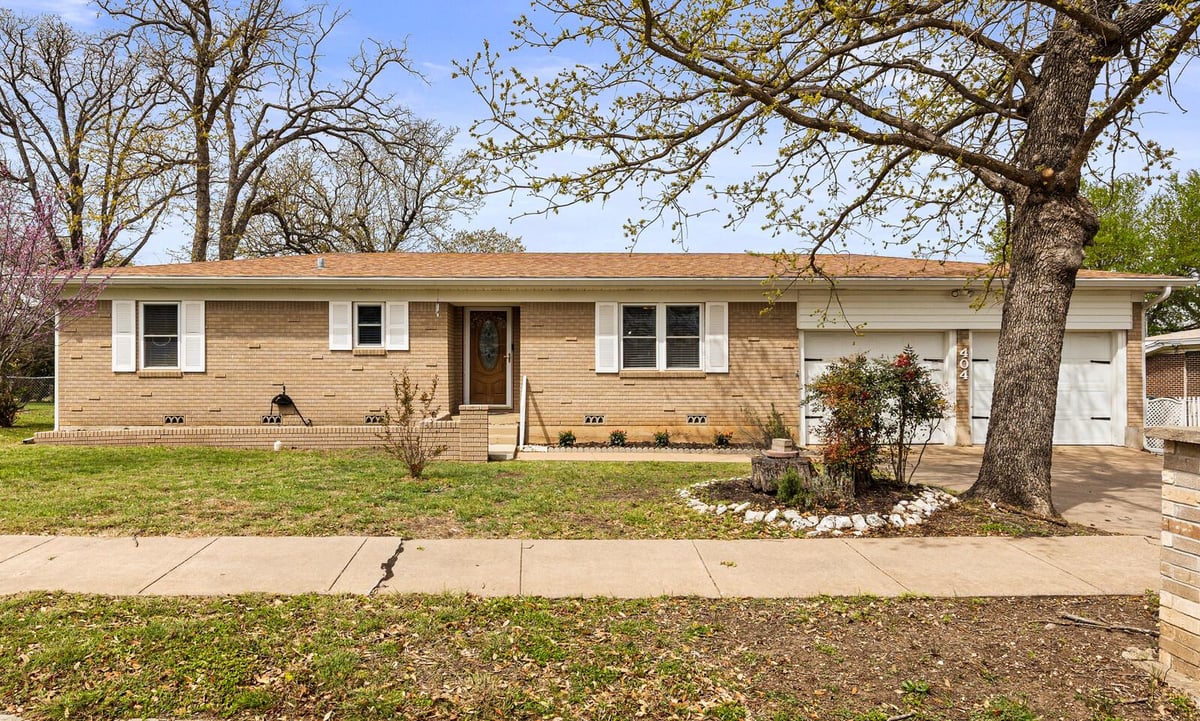 View 404 Oak St in Nauert Addn 2nd Ext 404 Oak St - front exterior - Luxury home in Nauert Addn 2nd Ext, Copperas Cove, TX