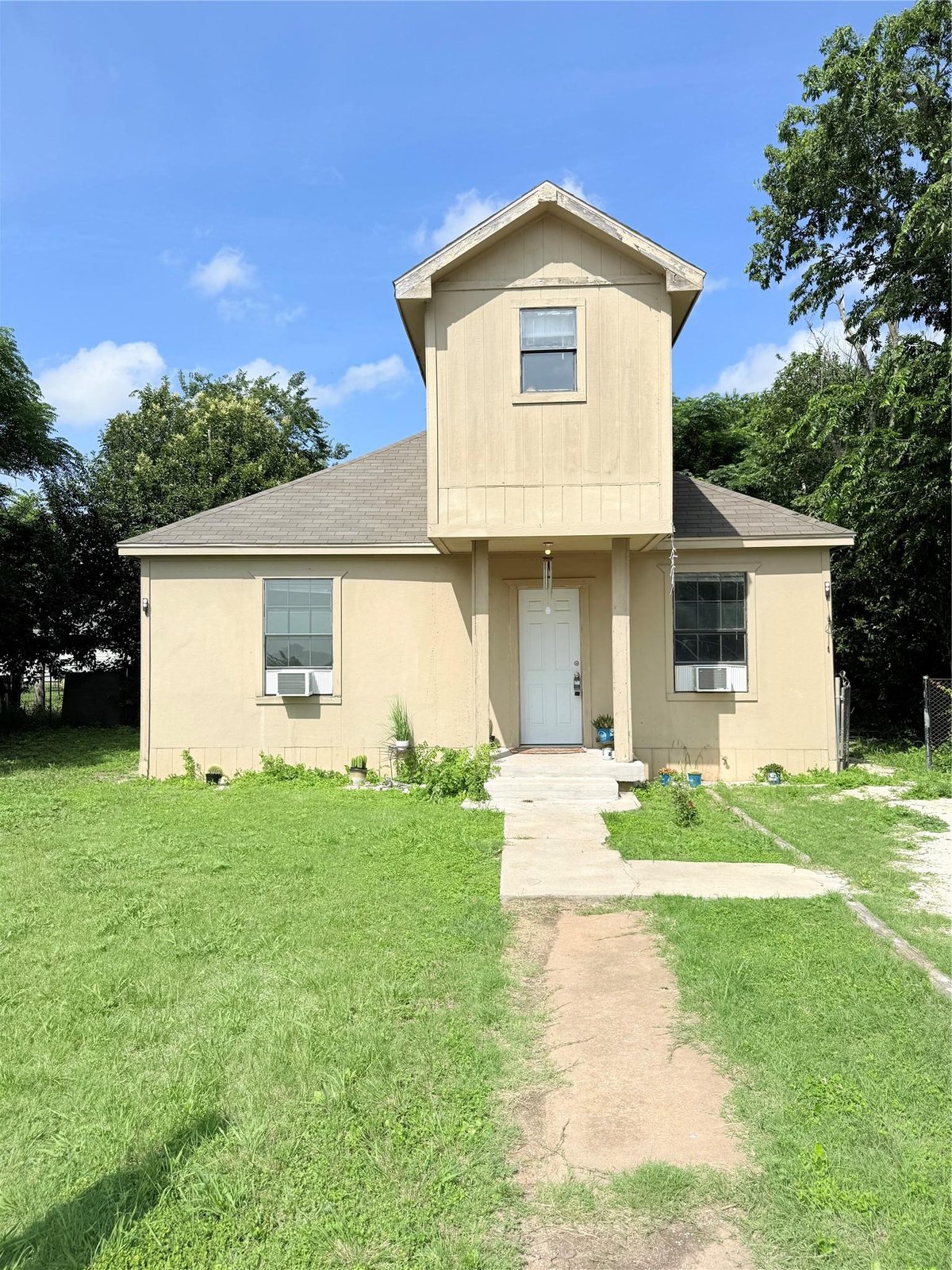 View 404 S Love Ave in Florence City 404 S Love Ave - front exterior - Luxury home in Florence City, Florence, TX