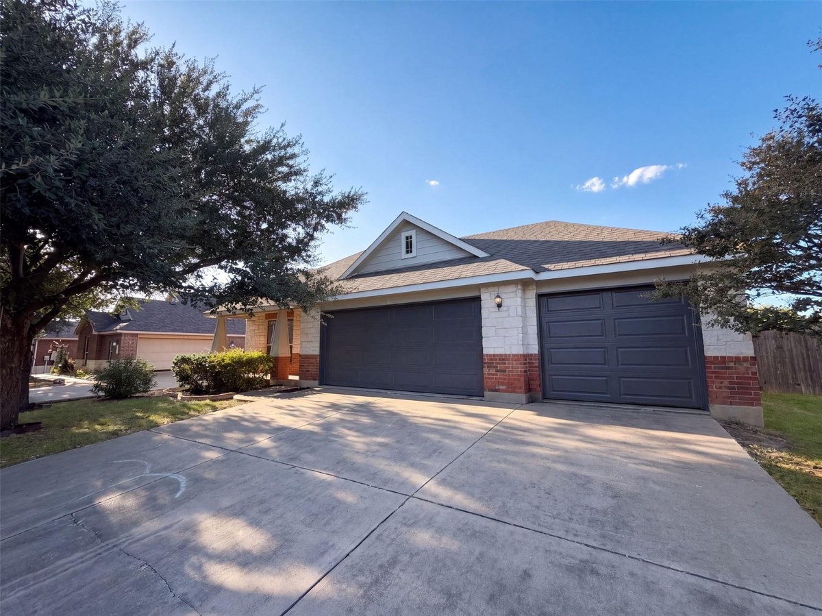 View 404 Timothy John DR in ROYAL POINTE SEC 2 404 Timothy John DR - property photo 1 - Luxury home in ROYAL POINTE SEC 2, Pflugerville, TX