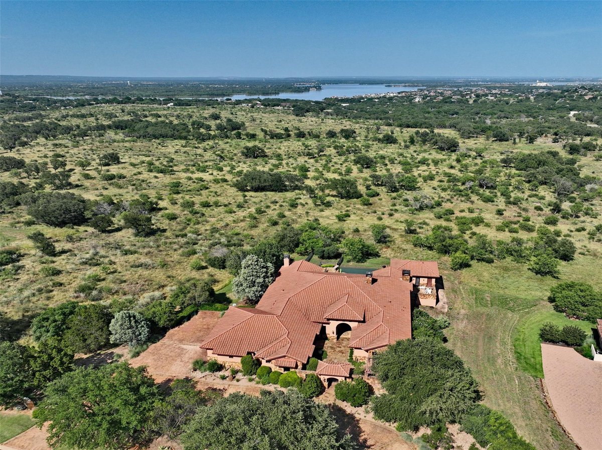 405 The Trails PKWY - property photo 1 - Luxury home in The Trails Of Lake Lbj Ph1, Horseshoe Bay, TX