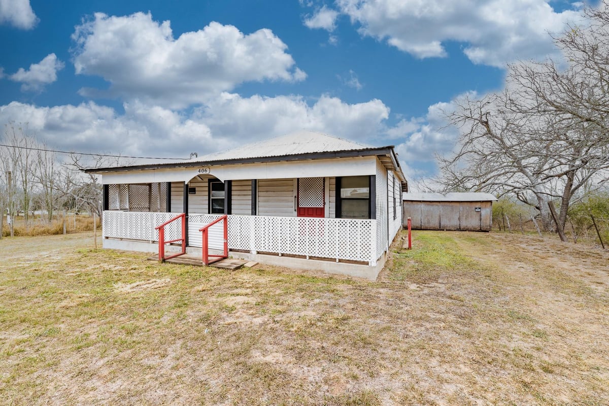 View 406 Carpenter ST in Smiley 406 Carpenter ST, photo 1 of 19, Smiley, Smiley, TX