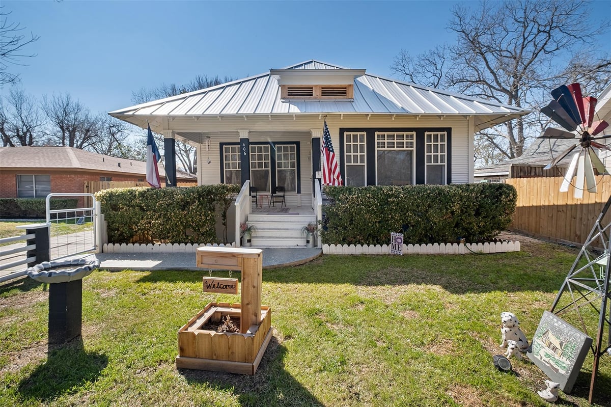 View 406 E Gonzales St in Yoakum 406 E Gonzales St, photo 1, Yoakum, Yoakum, TX