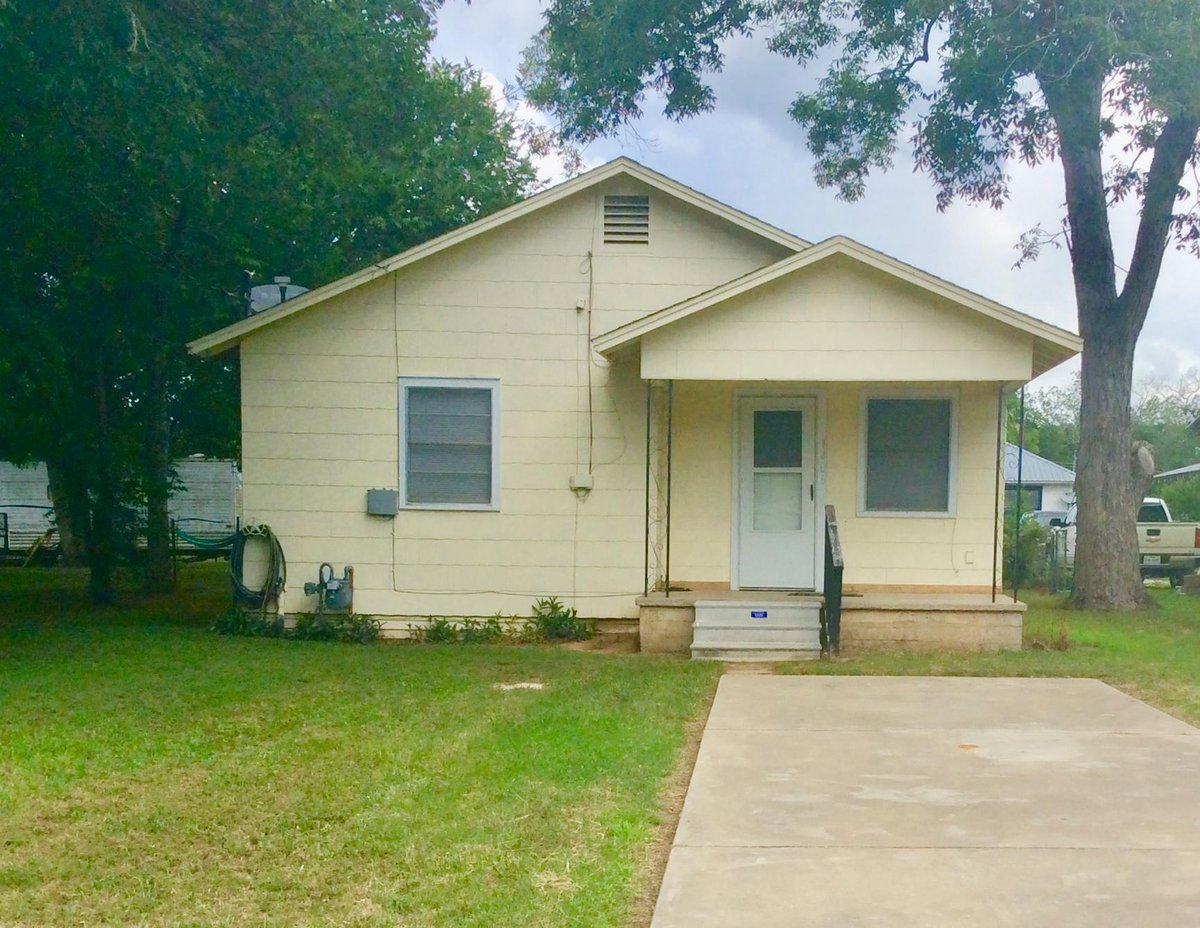 View 406 N Broadway St in City Of Caldwell 406 N Broadway St - front exterior - Luxury home in City Of Caldwell, Caldwell, TX