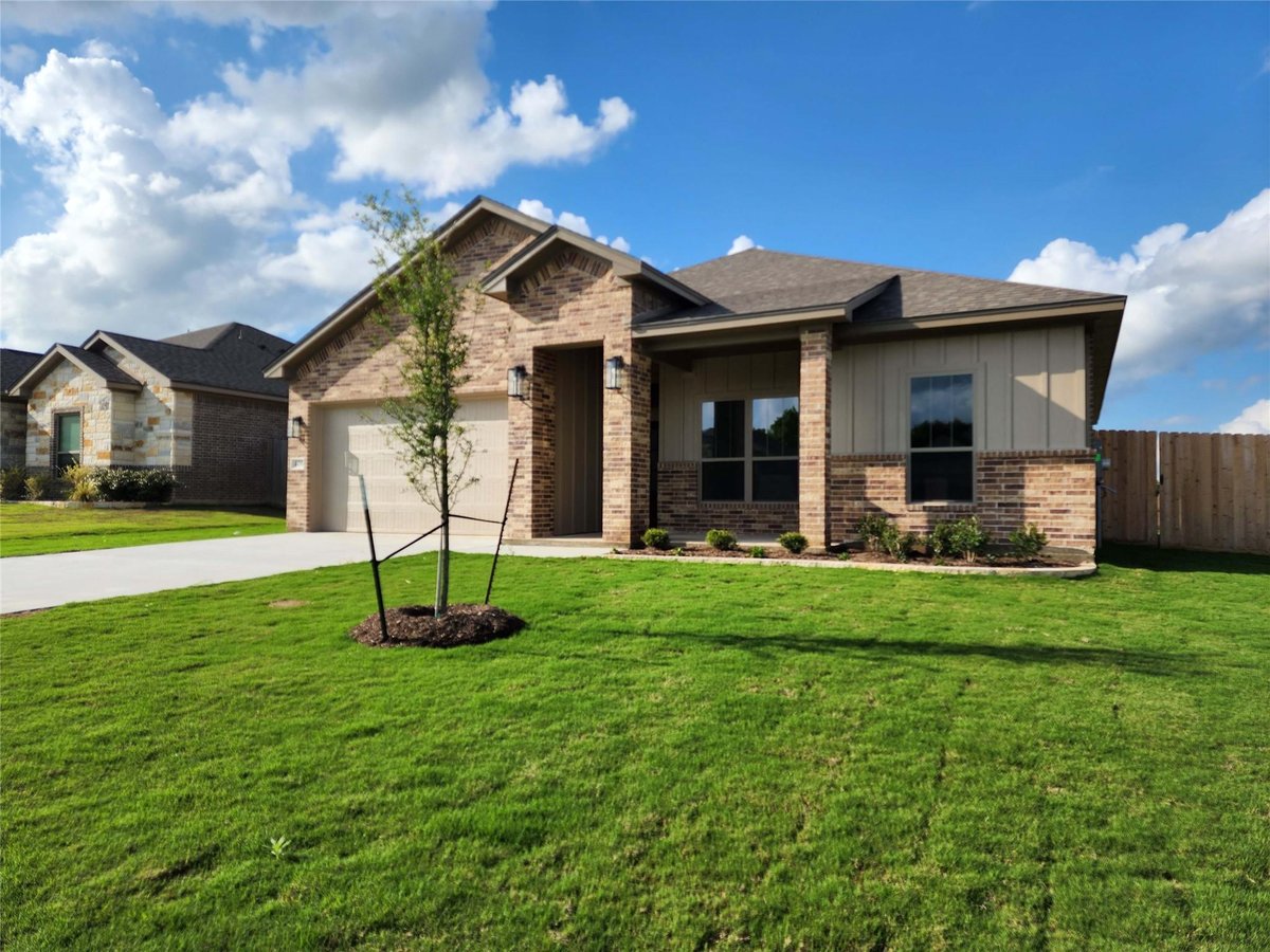 Living area at 406 Talon Loop - 3 bed 2 bath home