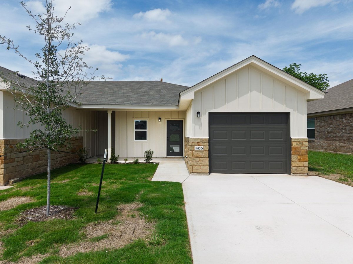 View 406 W Avenue C in Original Town Copperas Co 406 W Avenue C - front exterior - Luxury home in Original Town Copperas Co, Copperas Cove, TX