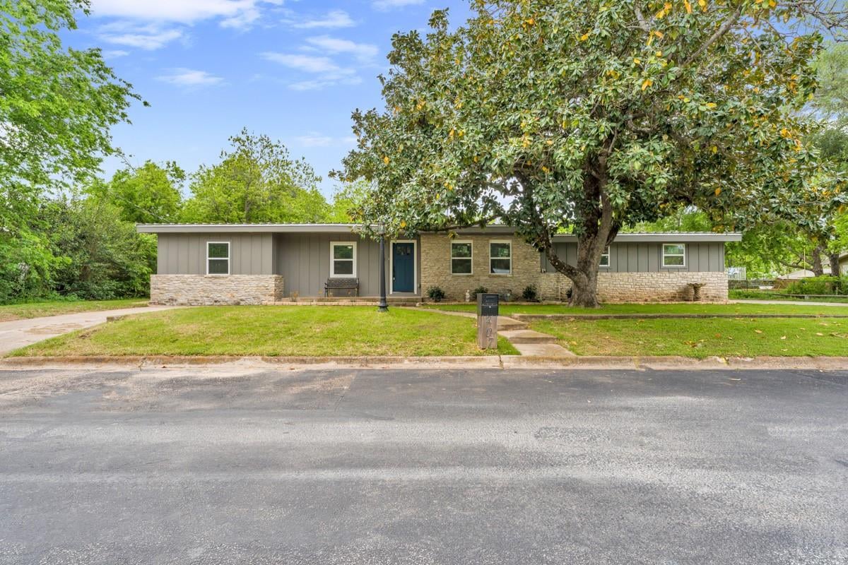 View 407 E Kerr St in Peter Kerr Por 407 E Kerr St - front exterior - Luxury home in Peter Kerr Por, Burnet, TX