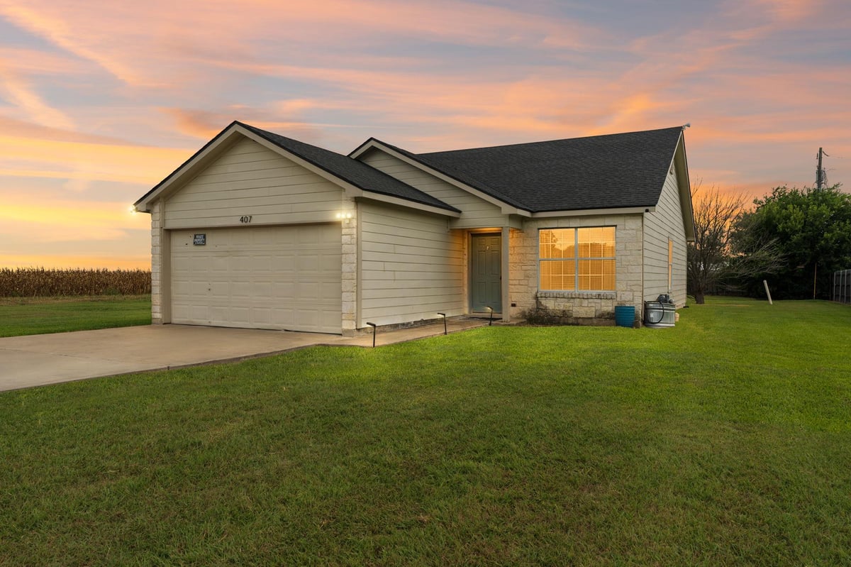 View 407 E Pietzsch ST in Bartlett City Rep 407 E Pietzsch ST - front exterior - Luxury home in Bartlett City Rep, Bartlett, TX