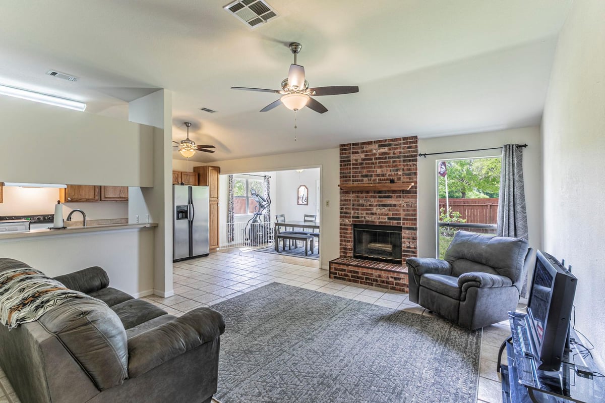 Living area at 407 Sterling Manor Ct - 3 bed 2 bath home