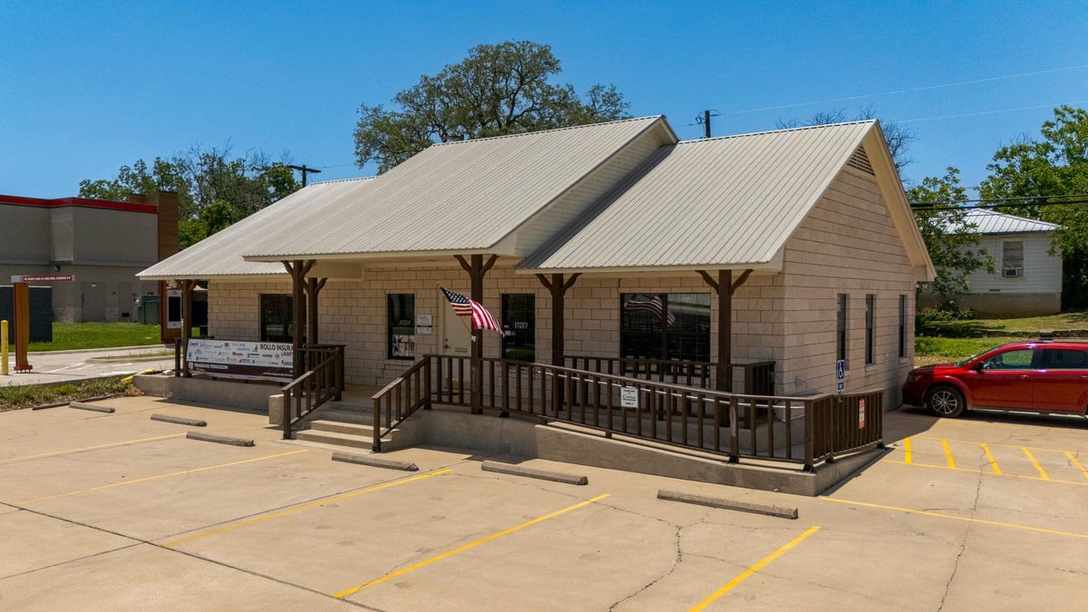 Living area at 408 N Key Ave - L S C 1st, Lampasas, TX