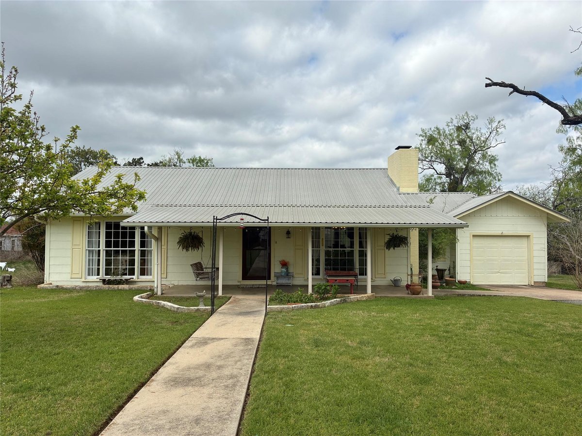 408 S Porter ST - front exterior - Luxury home in N/A, Lampasas, TX