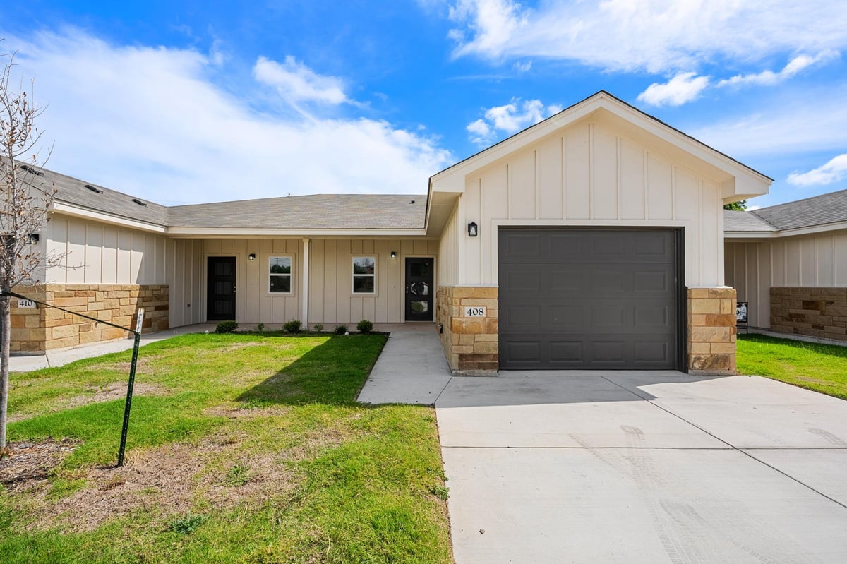 View 408 W Avenue C in Original Town Copperas Co 408 W Avenue C - front exterior - Luxury home in Original Town Copperas Co, Copperas Cove, TX