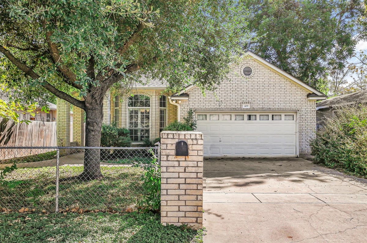 View 409 E Austin Ave in Round Rock City 409 E Austin Ave - front exterior - Luxury home in Round Rock City, Round Rock, TX