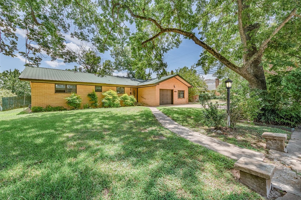 View 409 W Buffalo St in City of Caldwell 409 W Buffalo St - front exterior - Luxury home in City of Caldwell, Caldwell, TX