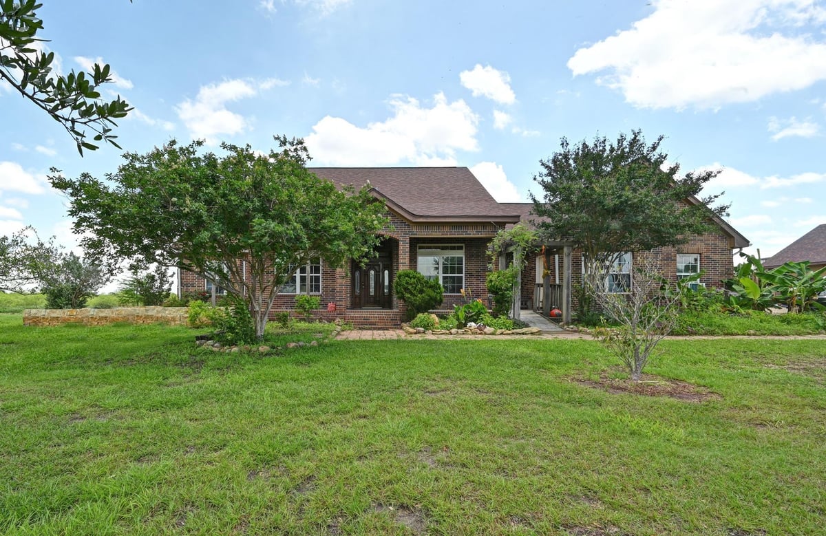 Living area at 410 Simmons Family Farm Rd - 4 bed 3 bath home