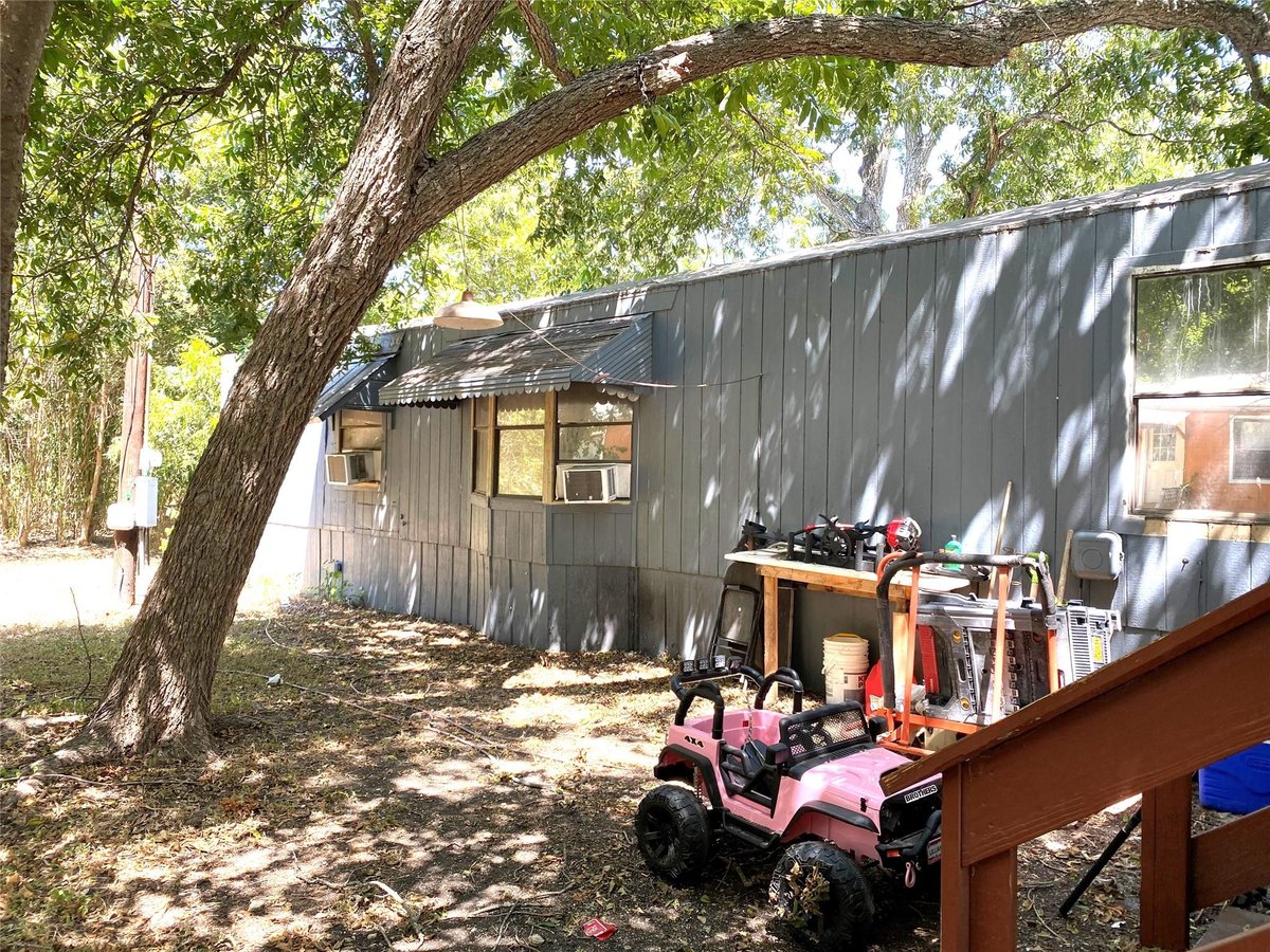 410 W North St - front exterior - Luxury home in Original Town Of Kyle, Kyle, TX