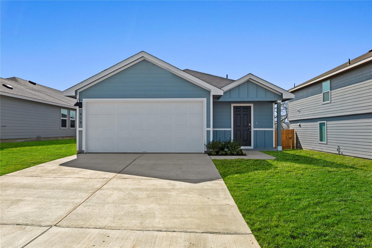 View 410 WILD GOOSE Dr in LADERA in Luling 410 WILD GOOSE Dr - front exterior - Luxury home in LADERA in Luling, Luling, TX