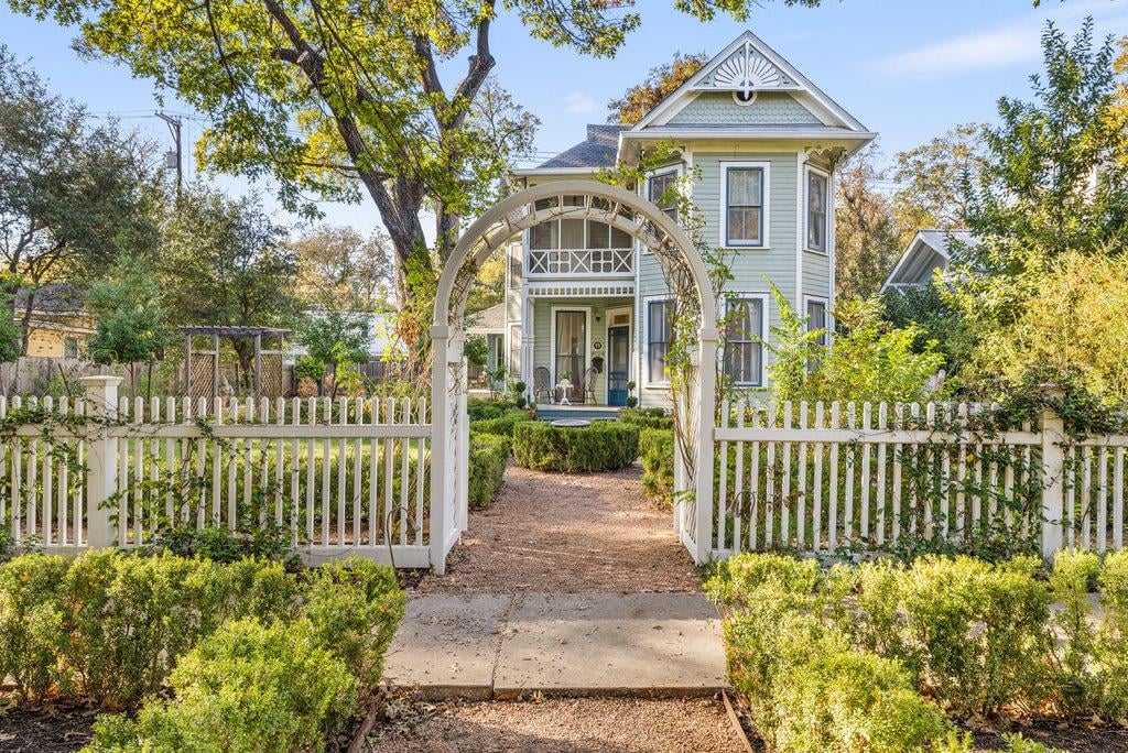 View 4104 Avenue F in Hyde Park Add 01 4104 Avenue F - front exterior - Luxury home in Hyde Park Add 01, Austin, TX
