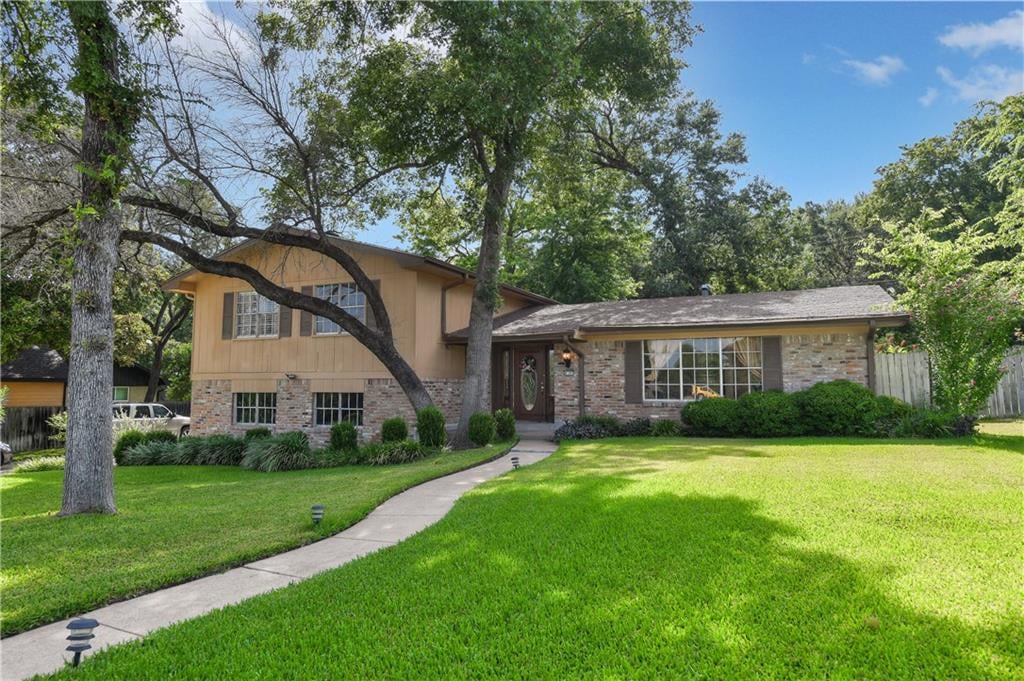 View 4105 Hickory RD 4105 Hickory RD - front exterior - Luxury home in Temple, TX