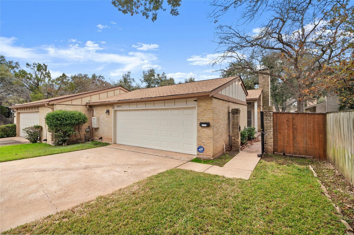 View 4109 Ridgeline DR Unit #V in Trails Ph 01A 4109 Ridgeline DR Unit #V - property photo 1 - Luxury home in Trails Ph 01A, Austin, TX