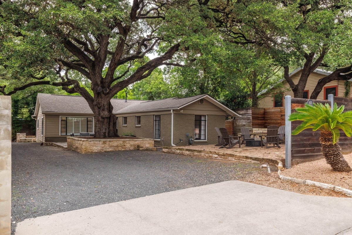 View 412 Crockett ST in Gillis Simon 412 Crockett ST - front exterior - Luxury home in Gillis Simon, Austin, TX