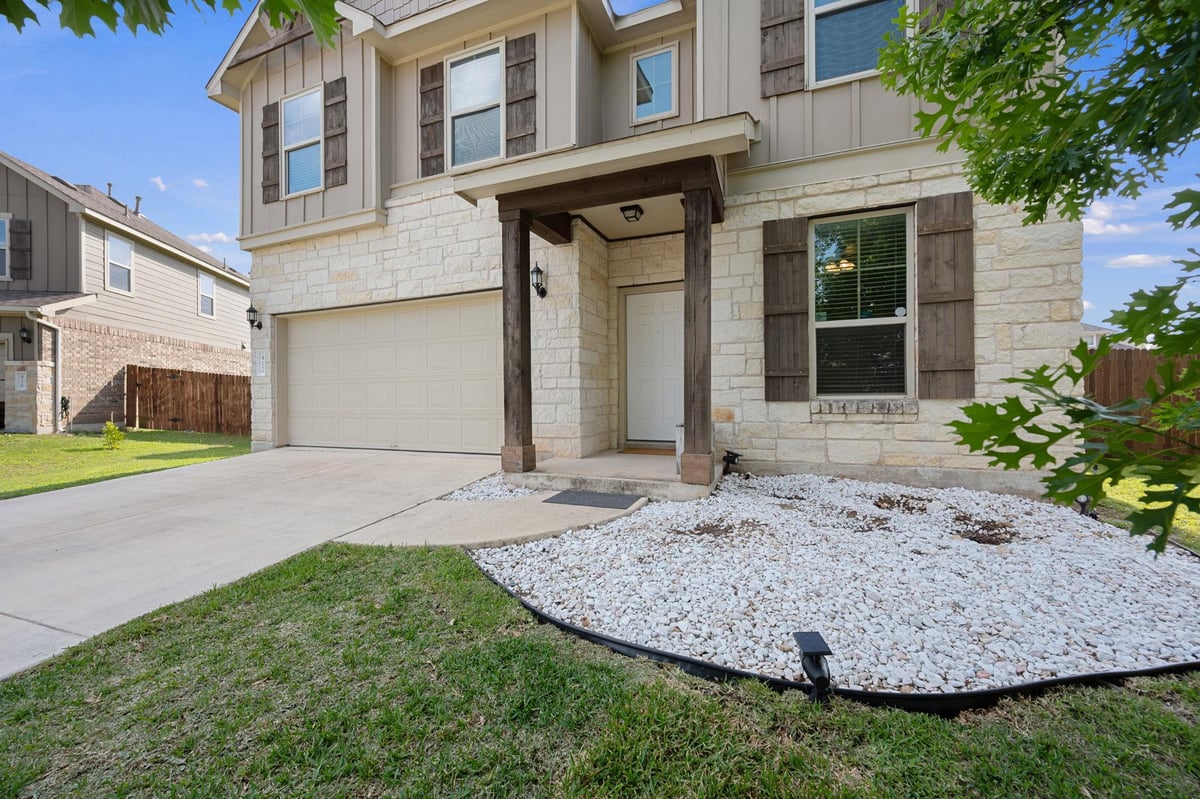 Living area at 412 Perryville Loop - 4 bed 3 bath home