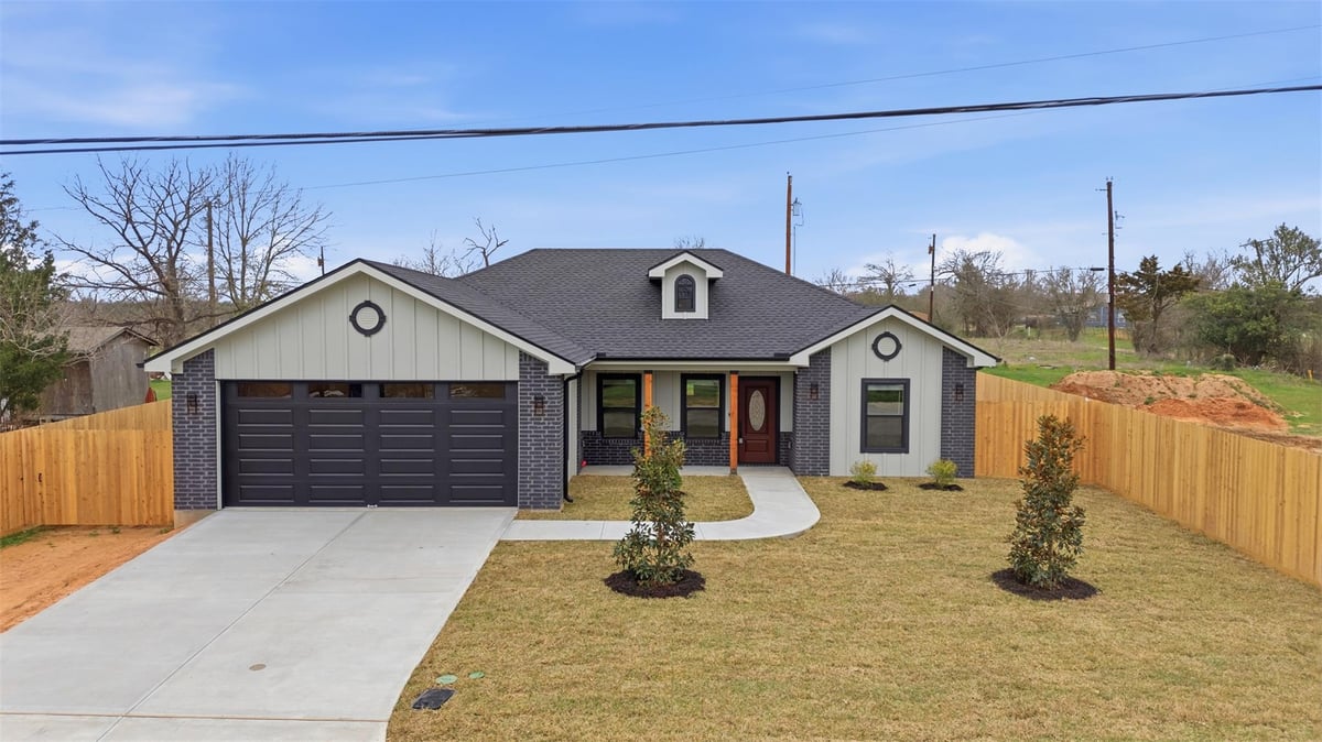 View 413 E Hamilton Ave in Wallis 413 E Hamilton Ave - front exterior - Luxury home in Wallis, Rockdale, TX