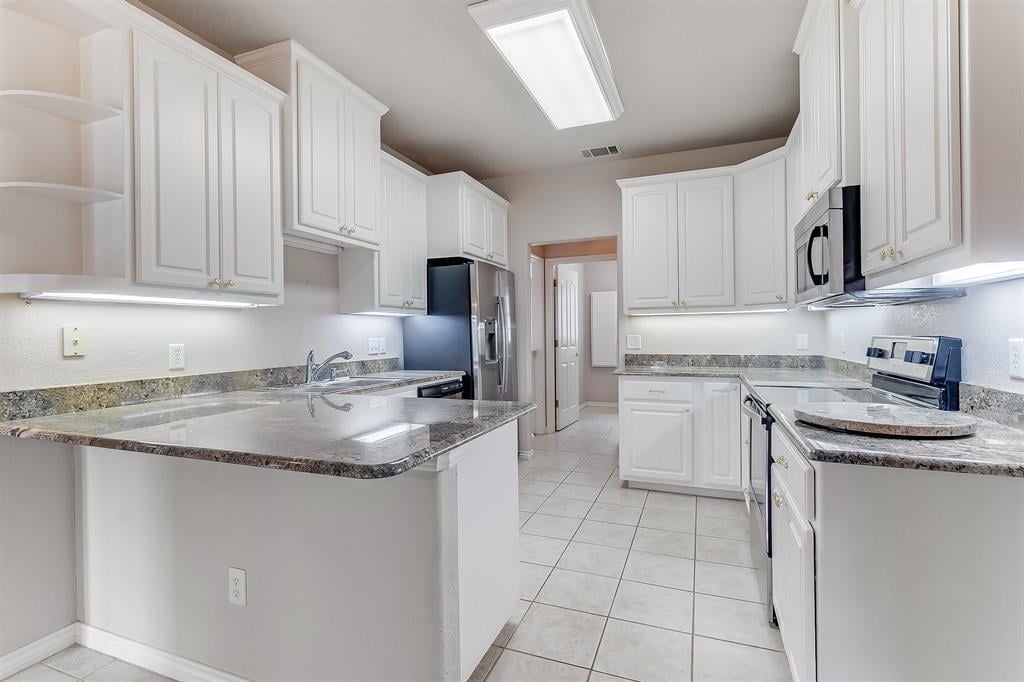 Primary bedroom at 416 Highland Dr - 3 bed 2 bath home
