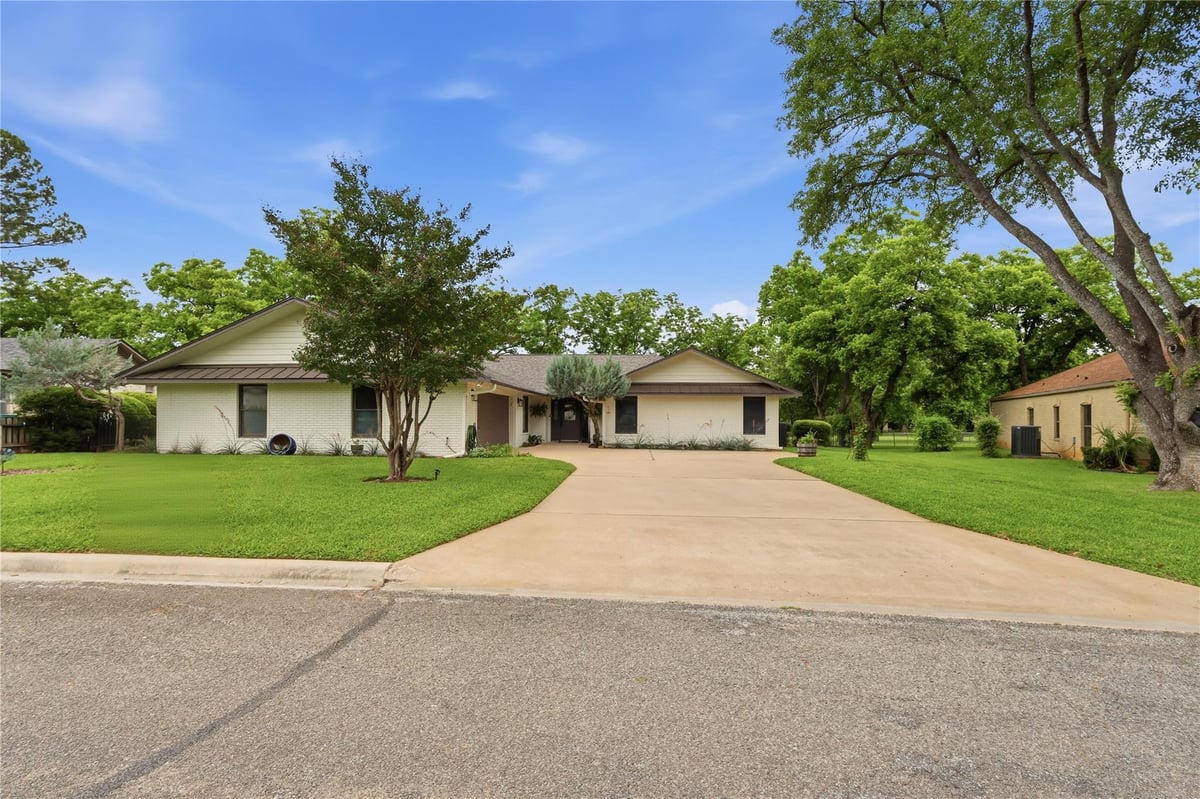 Living area at 417 Olympia Fields - 4 bed 2 bath home