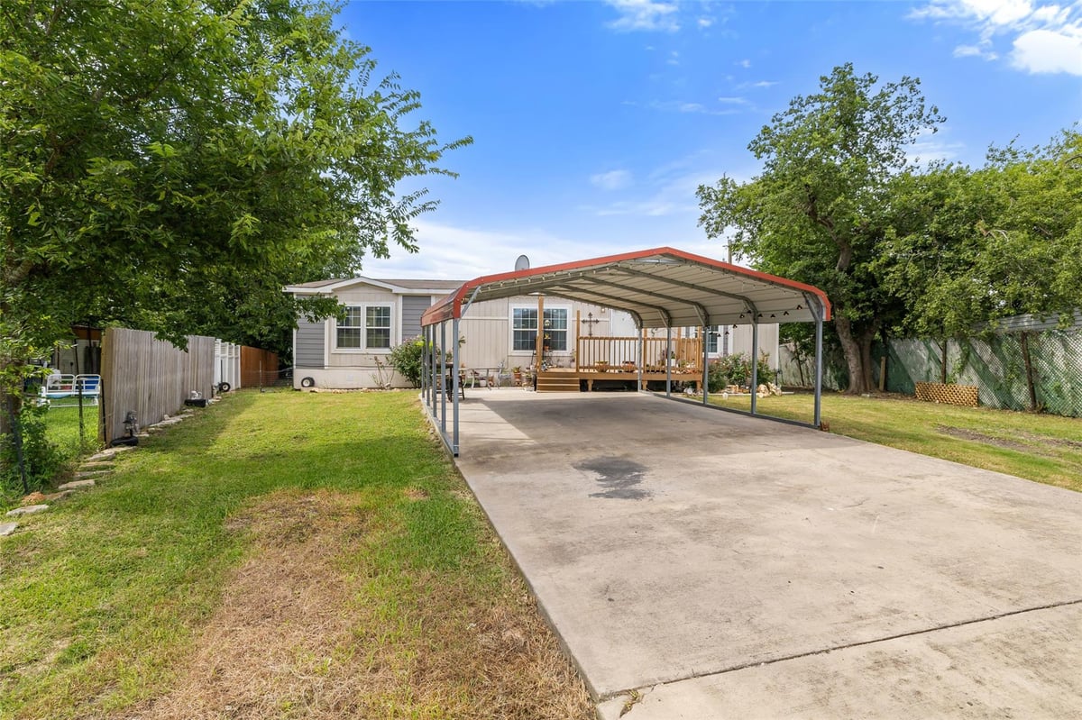 418 Lenora Dr - front exterior - Luxury home in Steger, Taylor, TX