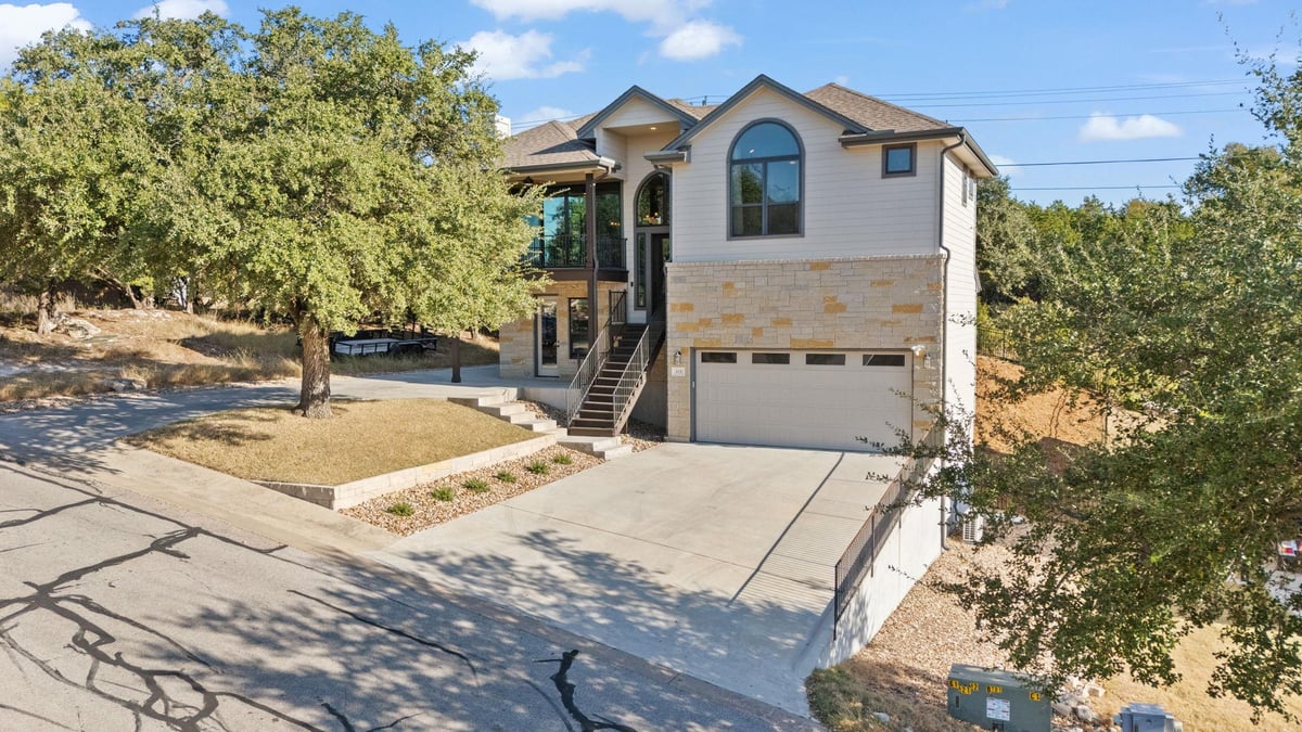 View 418 N Summit Ridge Dr N in Point Venture Sec 03-2 418 N Summit Ridge Dr N - property photo 1 - Luxury home in Point Venture Sec 03-2, Lago Vista, TX