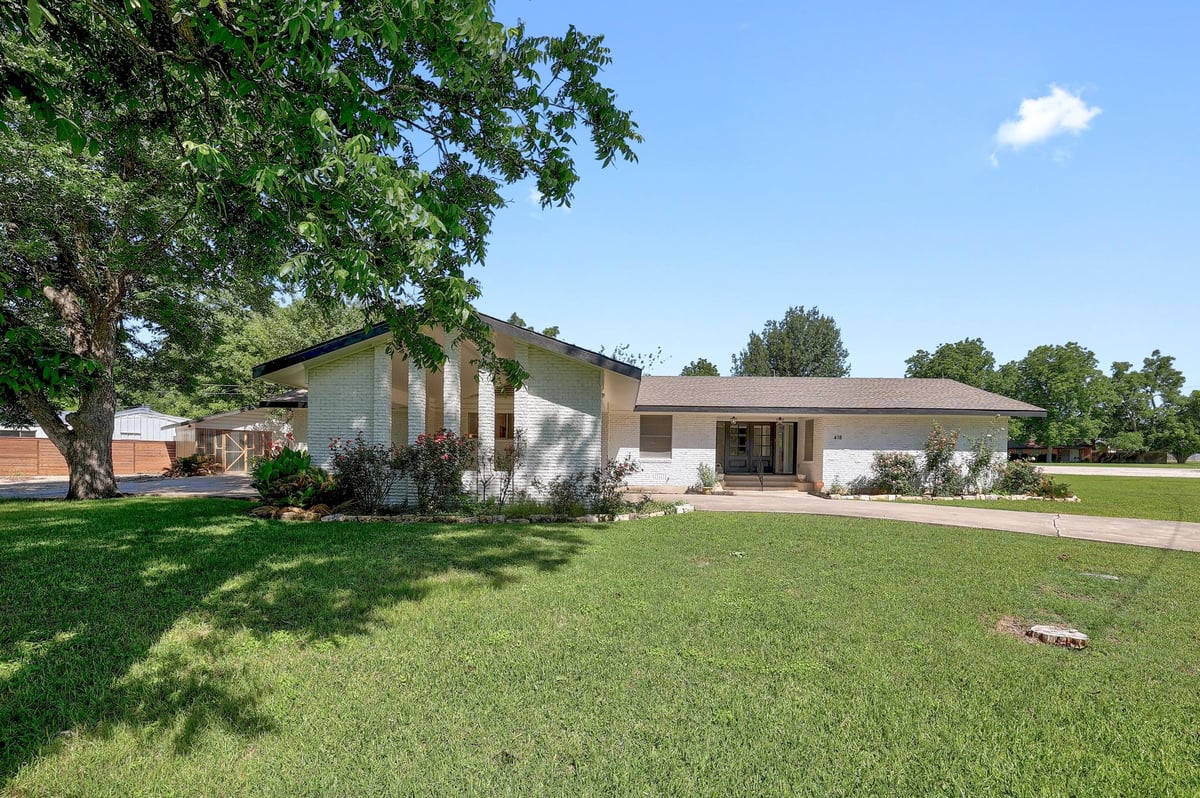 View 418 S Main ST in Oil City Add 418 S Main ST - front exterior - Luxury home in Oil City Add, Thrall, TX