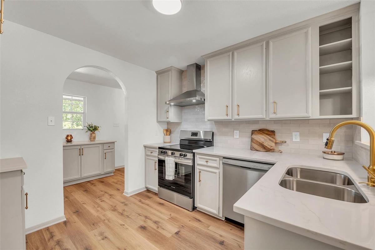Living area at 42 Great West Loop - 4 bed 2 bath home