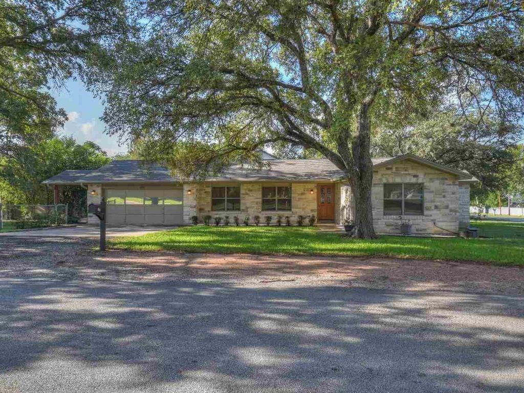 View 420 7th St in Marble Falls City 420 7th St - property photo 1 - Luxury home in Marble Falls City, Marble Falls, TX