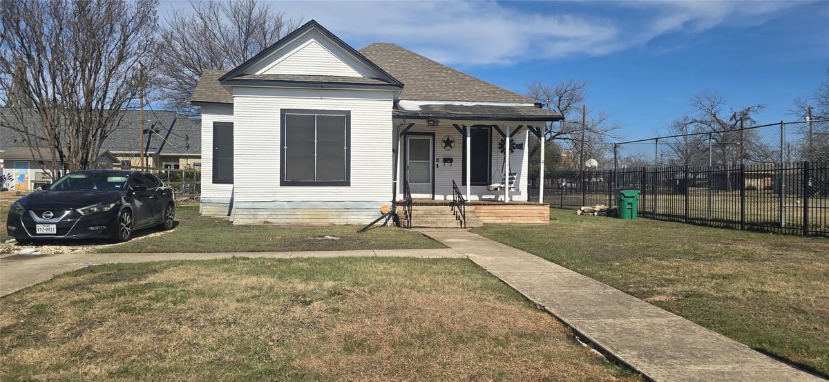 View 420 W 6th St in T541 - H1 & H2 420 W 6th St - front exterior - Luxury home in T541 - H1 & H2, Taylor, TX