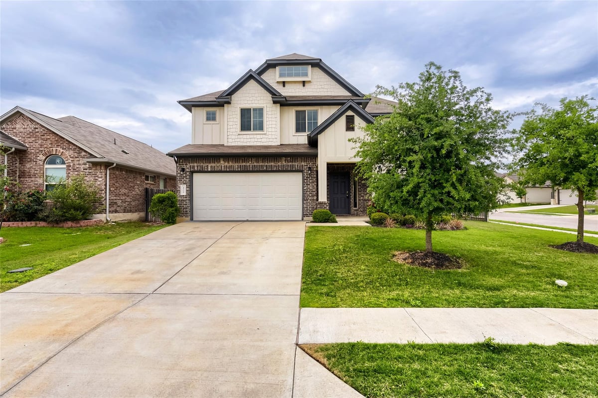 Living area at 421 La Joya Pass - 5 bed 2 bath home