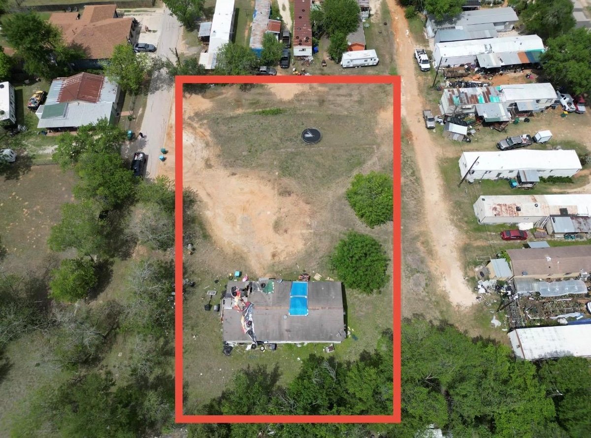 View 422 S Avenue C Unit #A in Elgin City 422 S Avenue C Unit #A - front exterior - Luxury lot in Elgin City, Elgin, TX