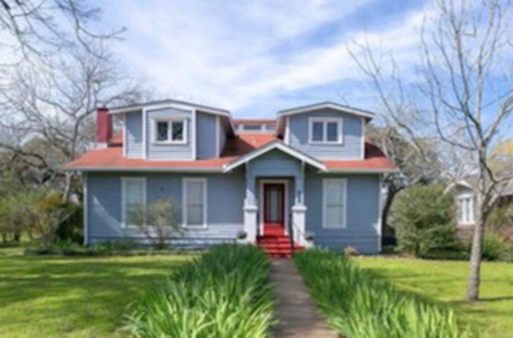 View 423 S Main St in O T Lockhart 423 S Main St - front exterior - Luxury home in O T Lockhart, Lockhart, TX