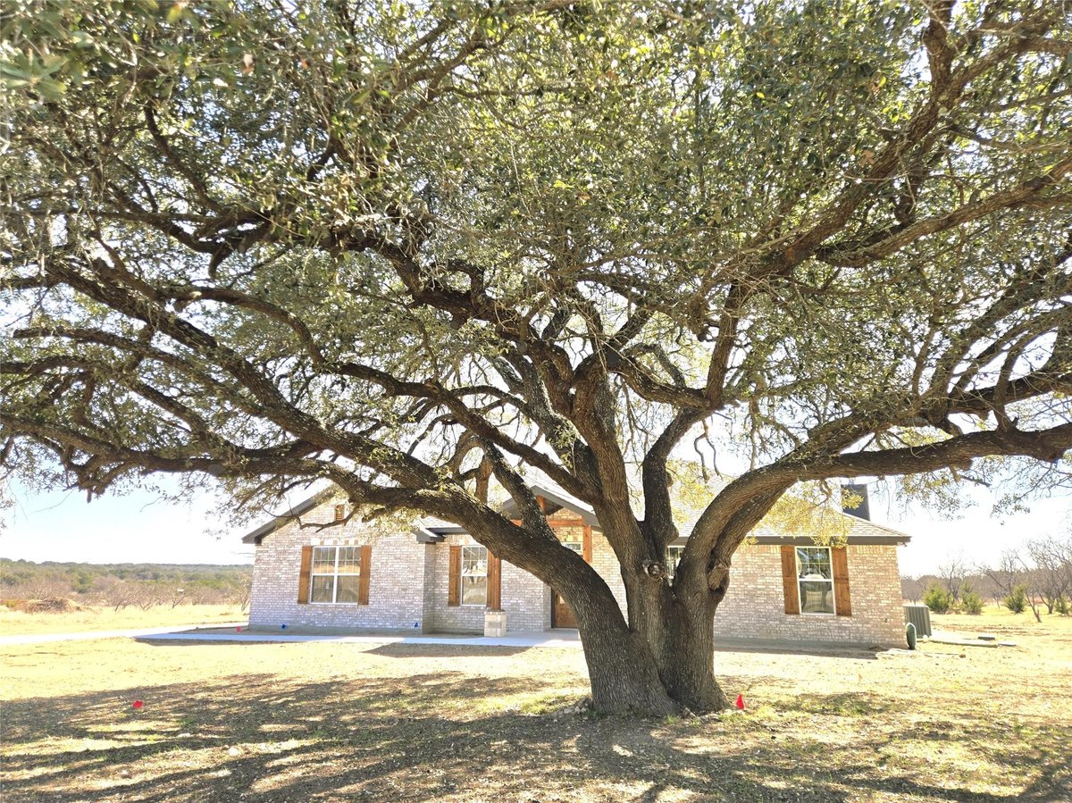 View 425 County Road 3152 in Lampasas River Place Ph One 425 County Road 3152 - front exterior - Luxury home in Lampasas River Place Ph One, Kempner, TX