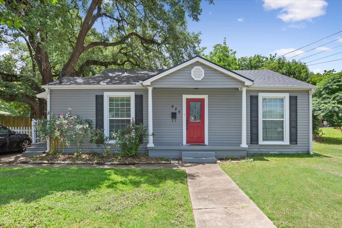View 425 E 13th Ave in Leon Heights 425 E 13th Ave - front exterior - Luxury home in Leon Heights, Belton, TX