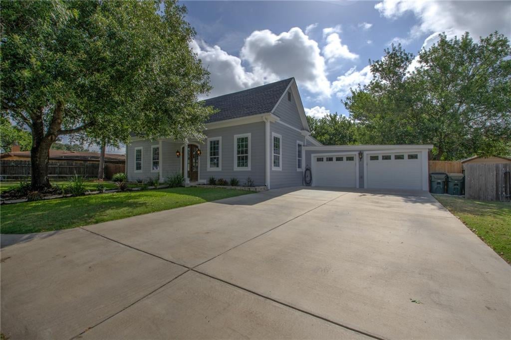 View 426 Johnson Ave 426 Johnson Ave - front exterior - Luxury home in Giddings, TX