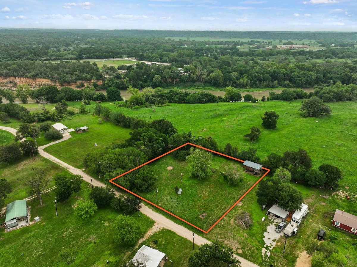 429 Hidden Shores Lp Rd - front exterior - Luxury home in Hidden Shores, Smithville, TX
