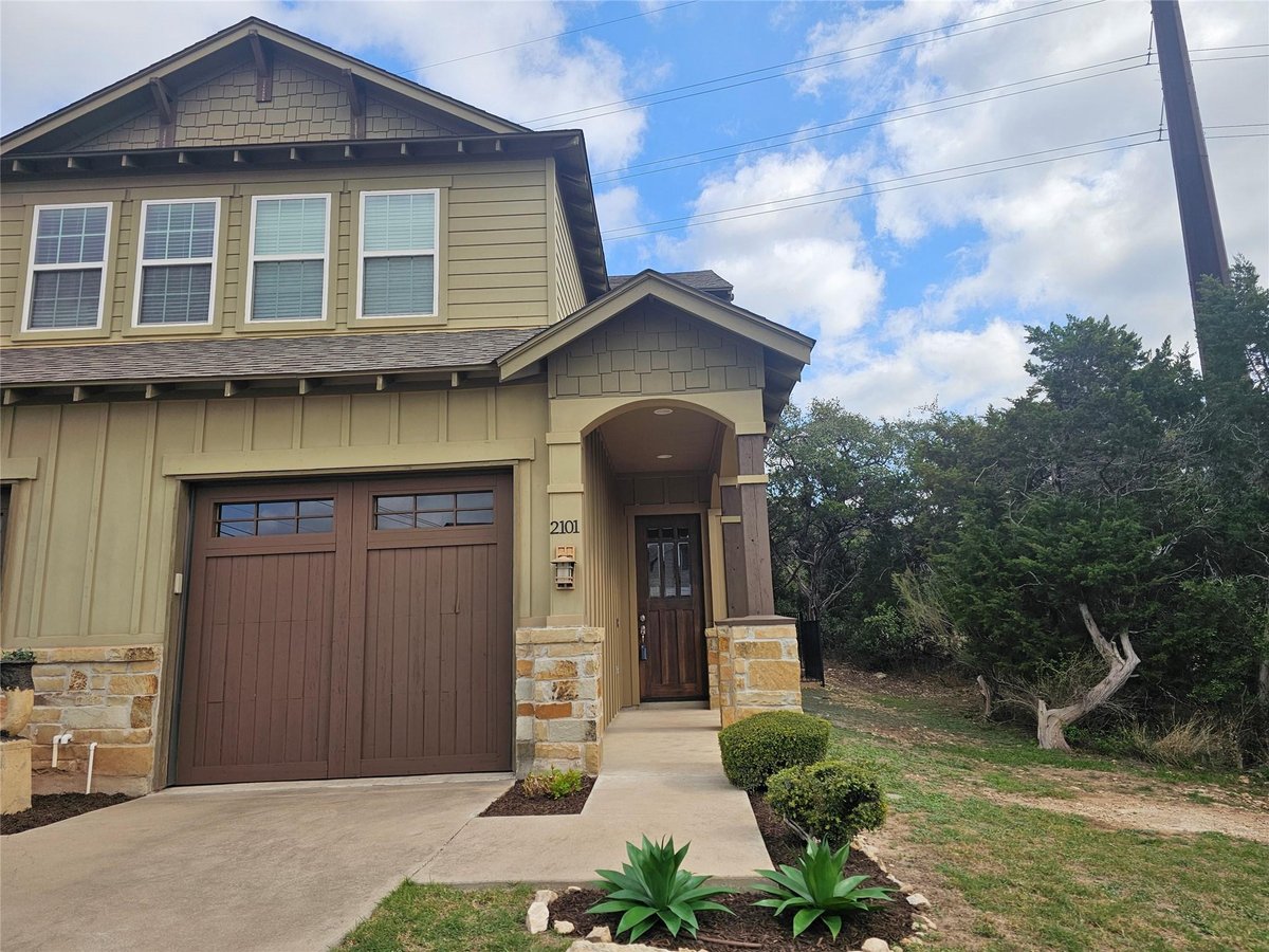 Living area at 4301 Mansfield Dam Rd Unit #2101 - 3 bed 2 bath home