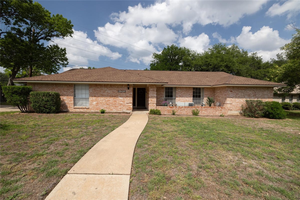 View 4304 Welland CIR in Balcones Woods Sec 02 4304 Welland CIR - property photo 1 - Luxury home in Balcones Woods Sec 02, Austin, TX