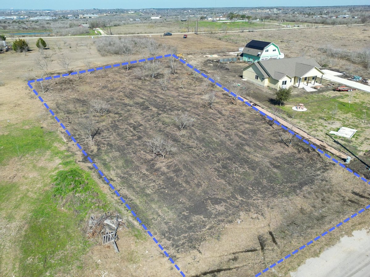 433 E Ridge LN - front exterior - Luxury lot in East Ridge, Kyle, TX