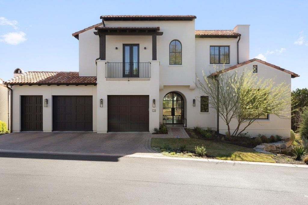 Living area at 4401 Amarra Dr Unit #14 - 4 bed 4 bath home