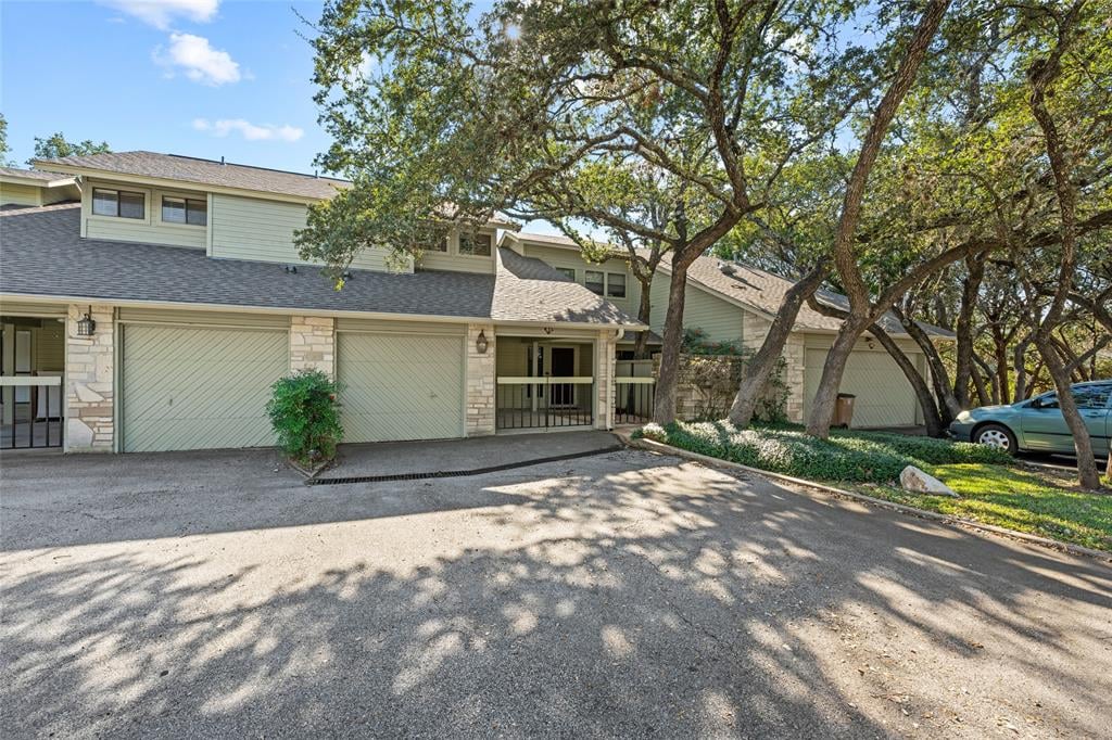 View 4404 Travis Country B3 CIR in Woods Travis Country Condo Ame 4404 Travis Country B3 CIR - property photo 1 - Luxury home in Woods Travis Country Condo Ame, Austin, TX